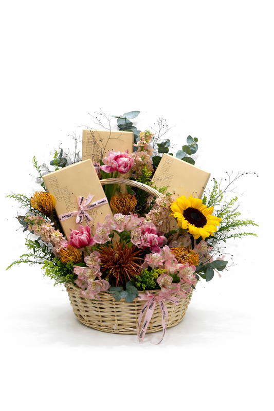 سلة ورود ملونة زاهية مع شوكليت فاخر