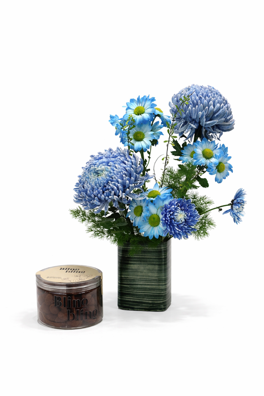 حبات اللوز المحمصة، مغطسه بالشوكولاته و باودر كاكاو مع تنسيق الزهور و اختيار ألوان الزهور